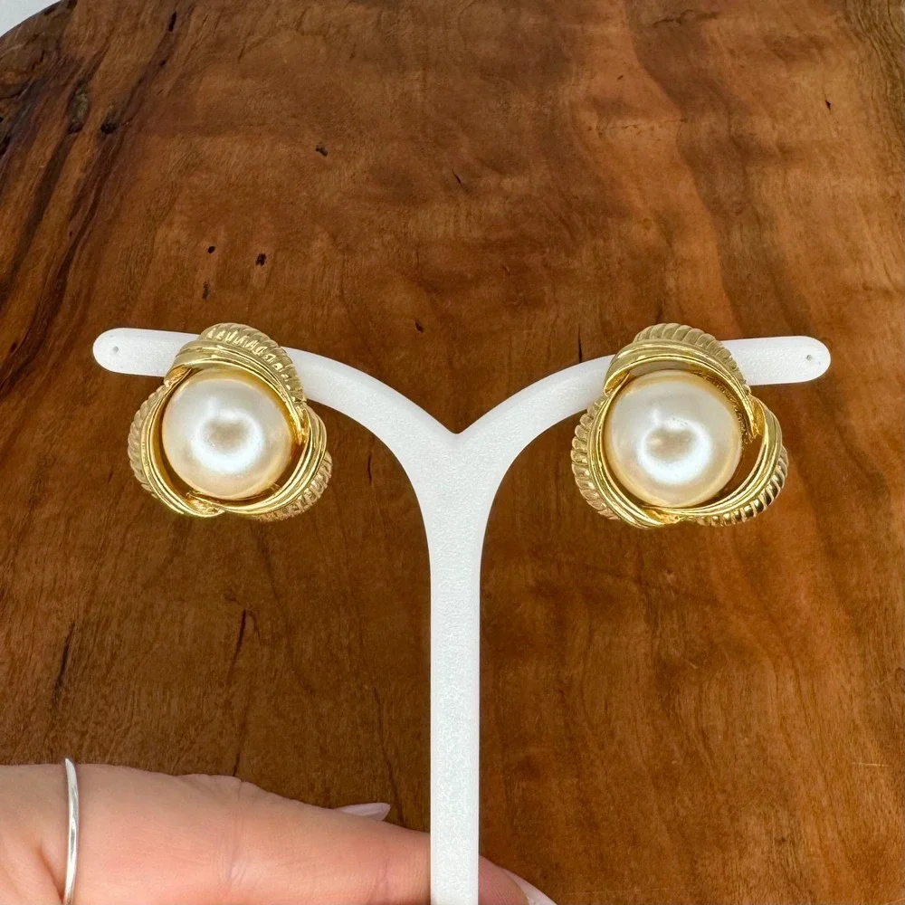 Vintage Sarah Coventry Gold Tone Faux Pearl Ribbed Swirl Clip On Earrings Boxed